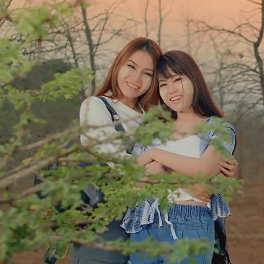 khoe sắc cùng bột đắp mặt Thanakha